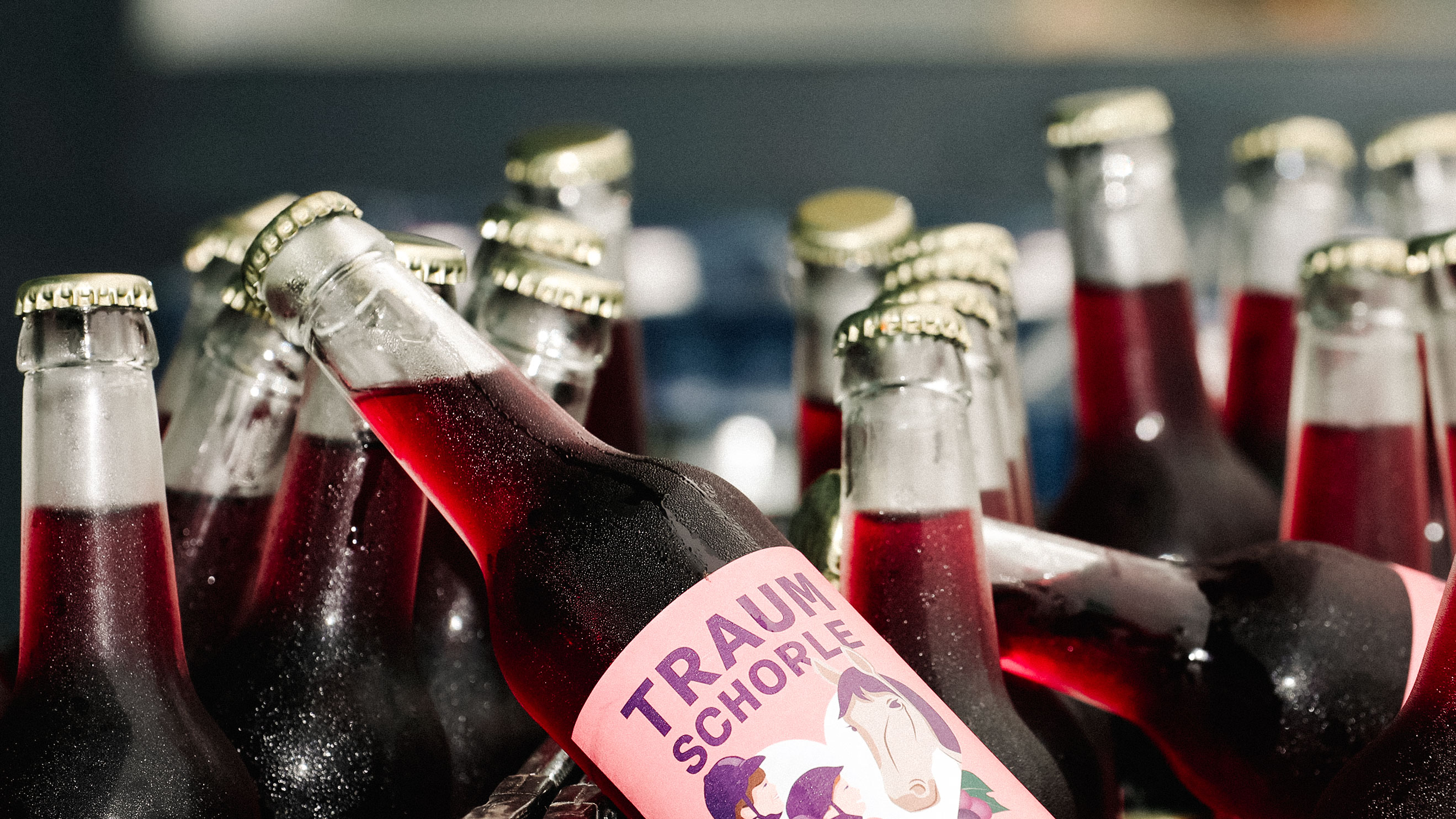 Gekühlte Traumschorle Traubensaft Flaschen.